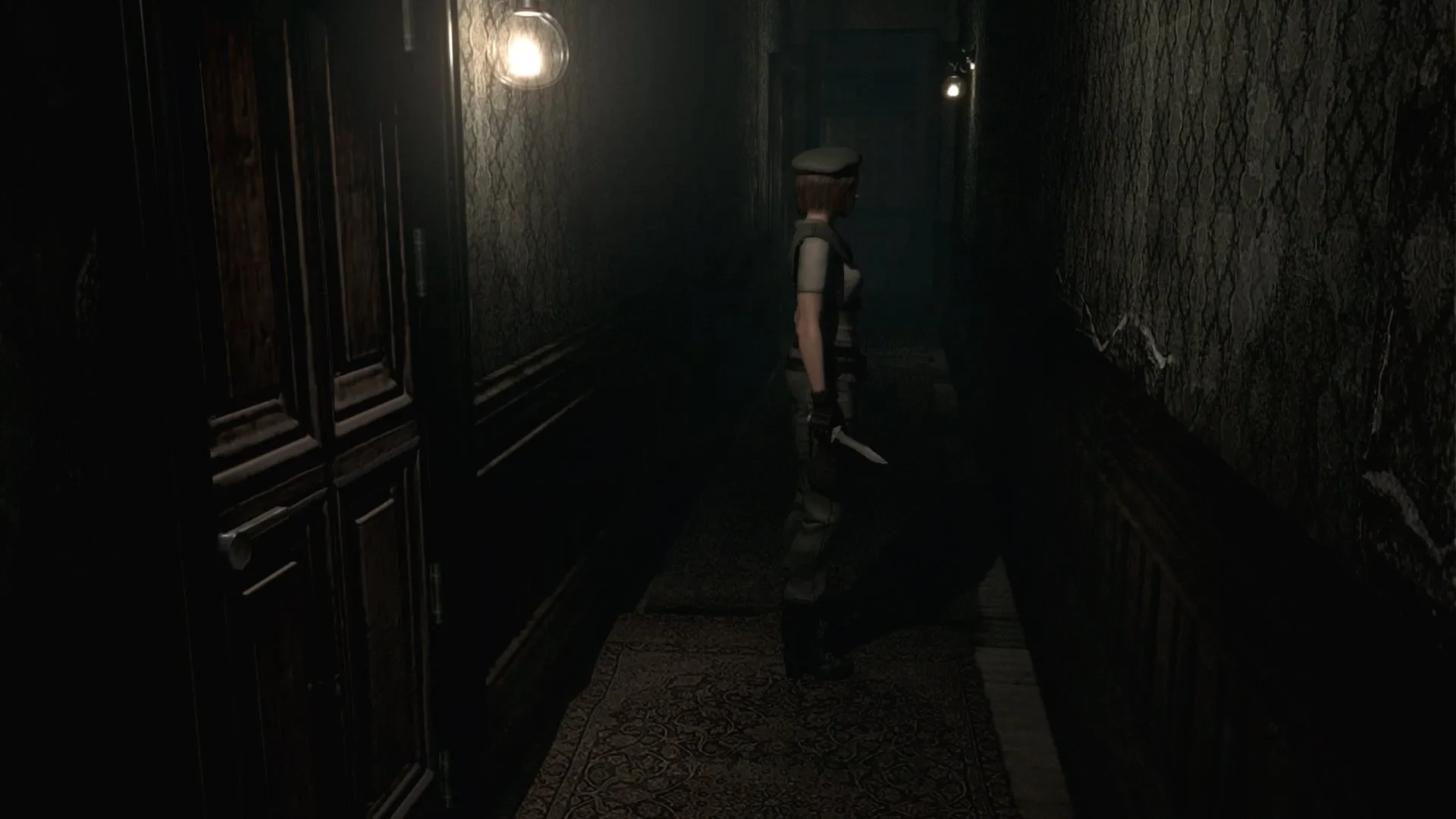 Jill holding a Survival Knife in Resident Evil